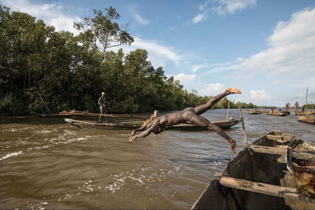 Cameroon sand divers at work