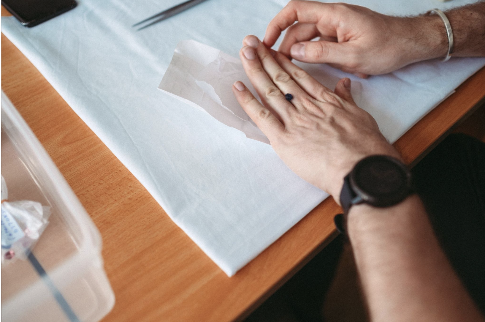 Assessing a blue sapphire at the cut gem market