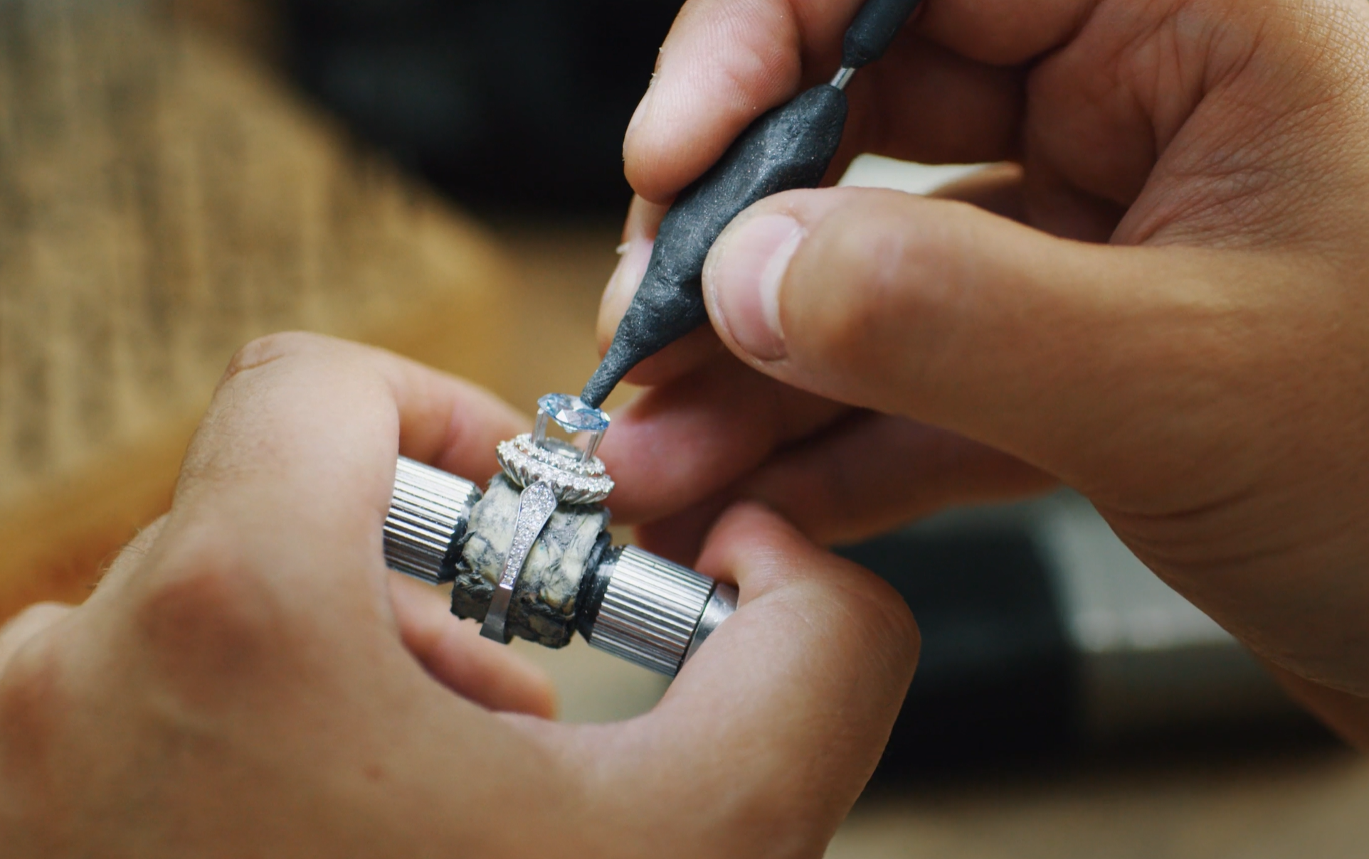 Setting a blue diamond